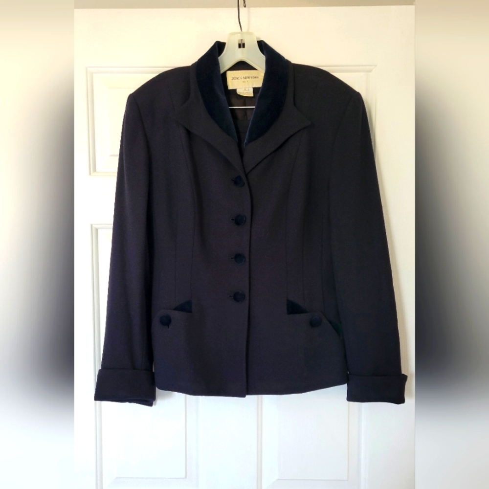 JONES NEW YORK**VINTAGE ** 2 Piece Navy Suit with Velvet Trim...size 8